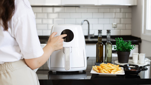 Pode usar papel de alumínio na 'air fryer'? O que dizem os especialistas