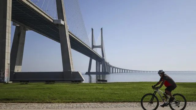 
                    Reaberta circulação na Vasco da Gama (Lisboa-Montijo) após acidente
                