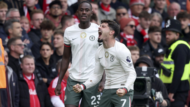 Pedro Neto mostra ao FC Porto como se faz e 'despedaça' Nottingham Forest