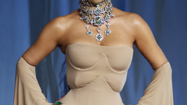 Fotos. Kim Kardashian aparece com look bizarro em passadeira vermelha