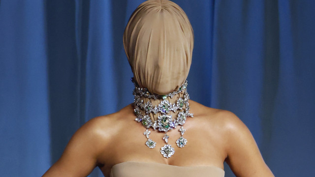 Fotos. Kim Kardashian aparece com look bizarro em passadeira vermelha