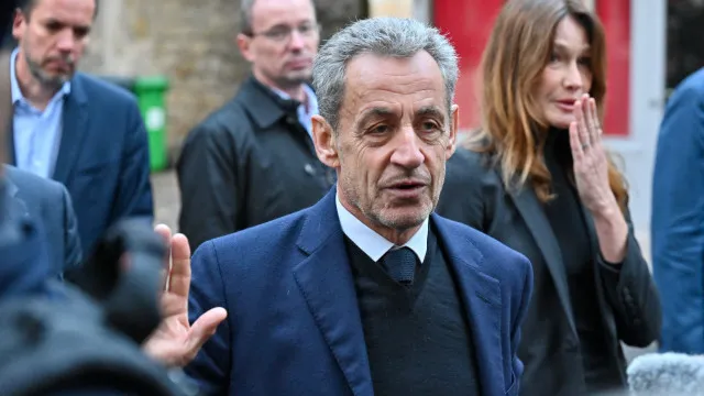 Sarkozy a manobrar para que direita apoie Marine Le Pen nas presidenciais