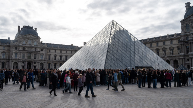 Mulher de 38 anos acusada de roubo e conspiração no caso do Louvre