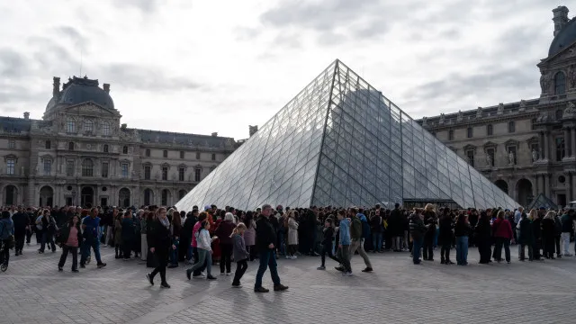 Nove meses após assalto ao Louvre é reaberta Galeria Apollo