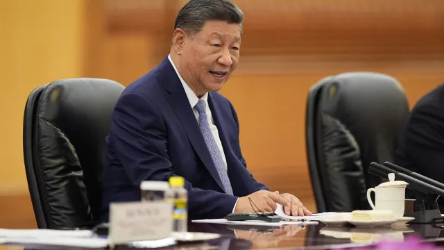 
                    Xi apela aos países BRICS para se oporem a violações da soberania
                