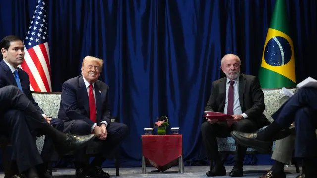 
                    Reuniões infames e virais de Trump: 3 que não se esquecem. Segue-se Lula?
                