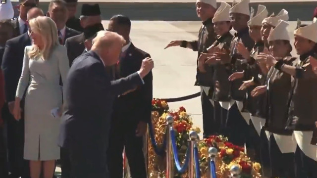 Donald Trump aterra na Malásia e dá 'show' de dança. Ora veja