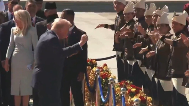 Donald Trump aterra na Malásia e dá 'show' de dança. Ora veja