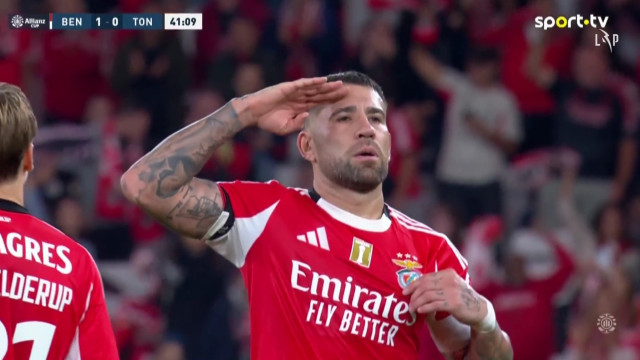 Nicolás Otamendi assumiu penálti do Benfica e festejou em jogo especial