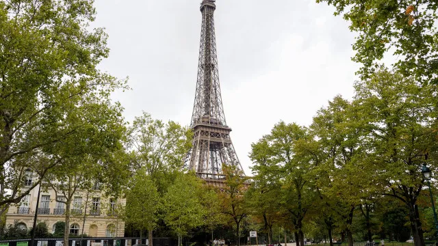 
                    Torre Eiffel reabre após greve contra a discriminação de funcionárias
                