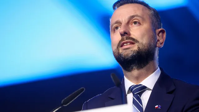 
                    Polónia e EUA acordam financiamento para compra de material militar
                