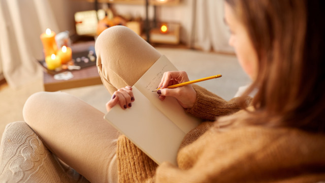 Agarre o papel e a caneta! O 'journaling' tem inúmeros benefícios