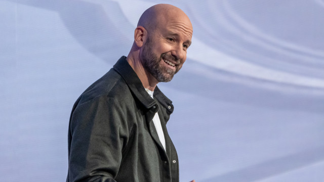 Meta-manager vergelijkt relaties met investeringen op de aandelenmarkt.