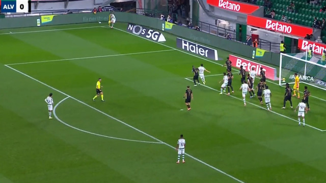 Luis Suárez ha messo la palla nella rete di André Gomes, ma il gol non è stato convalidato.