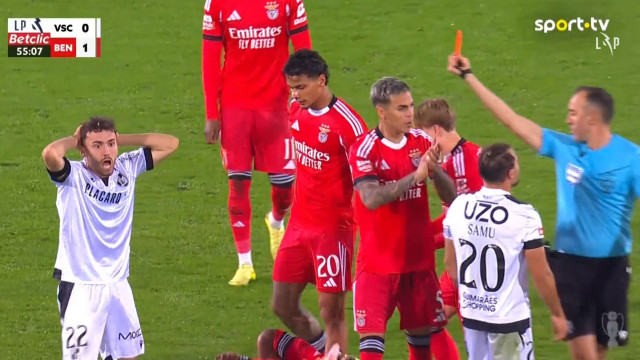 Blanco ha fatto qualcosa che non avrebbe dovuto e Pinheiro gli ha mostrato il cartellino rosso nella partita Vitória-Benfica.