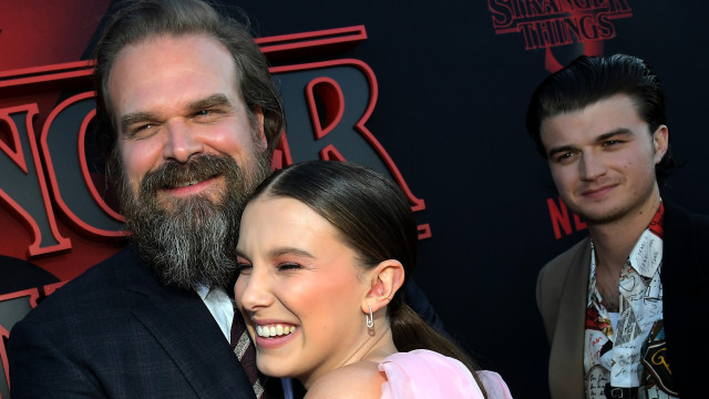 Em meio a rumores de assédio moral, Millie Bobby Brown elogia amizade com David Harbour