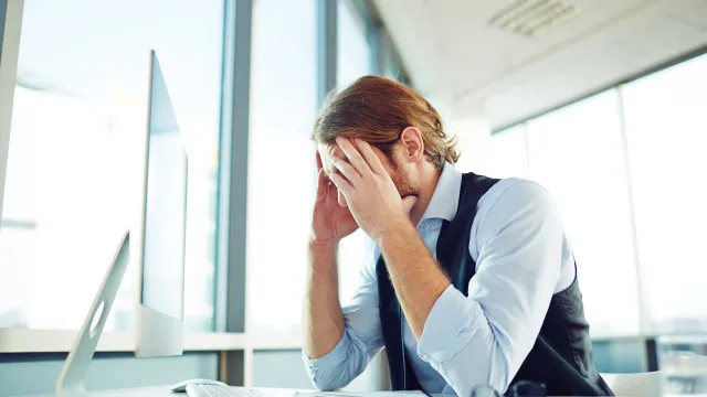 
                    UE pode obrigar empresas a avaliar riscos de stress e burnout no trabalho
                