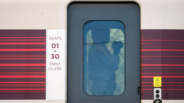 Britânico acusado de tentativa de homicídio após esfaquear 11 em comboio