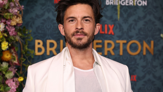 Jonathan Bailey, ator de 'Bridgerton', eleito o homem mais sexy do mundo