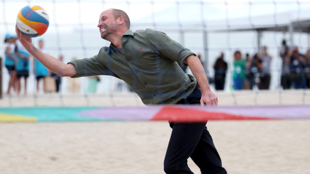 Príncipe William impressiona ao jogar voleibol em Copacabana