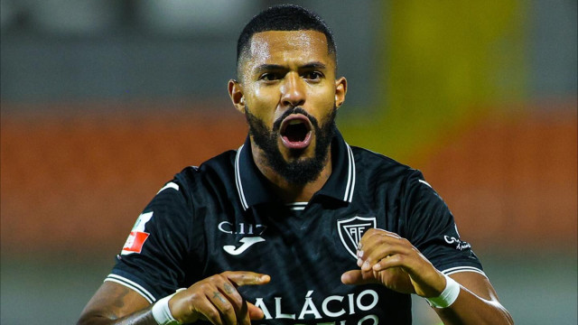 André Clóvis 'carrega' Académico de Viseu na corrida pela subida