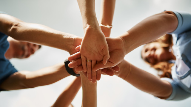 Novo estudo. Ajudar os outros faz mesmo bem à saúde... e ao cérebro