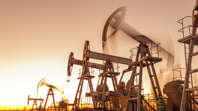 Petróleo abre a semana abaixo de US$ 100 diante de possível acordo entre Irã e EUA