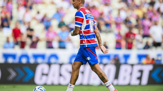 Deyverson faz três gols, pede desculpa, e Fortaleza empata com Atlético-MG