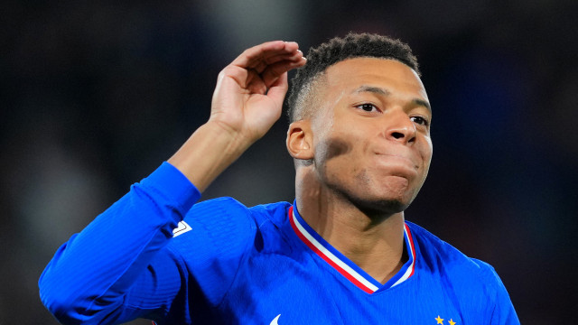 Mbappé marca duas vezes, atinge 400 gols e faz história pela França