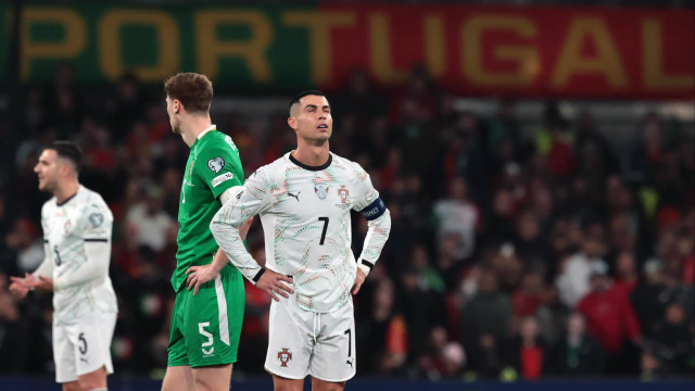 Cabeça perdida, dor e perigo. Expulsão de Cristiano Ronaldo corre mundo