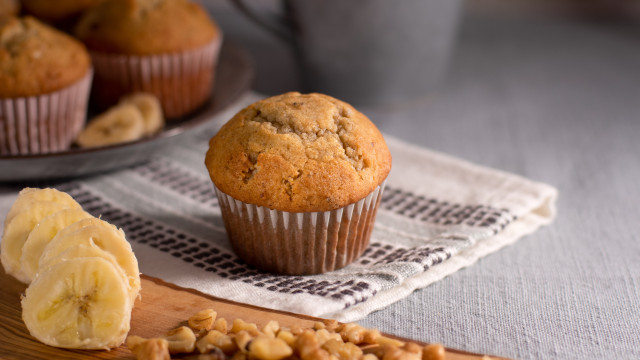 Estes muffins de banana com nozes são ideais para levar na lancheira