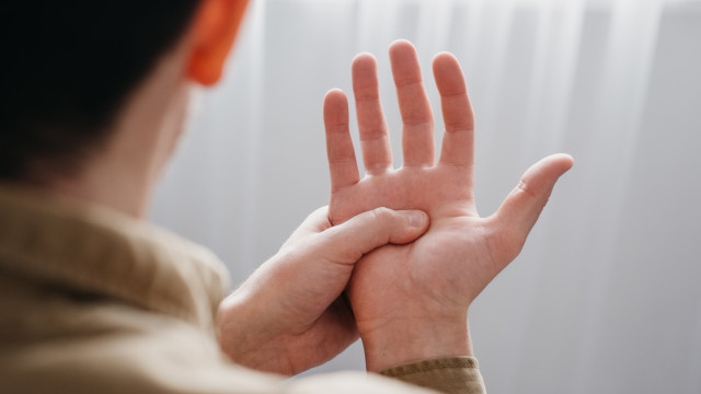 Bebê engasgado chega sem sinais vitais e é salvo por comandante Primeiros sinais que indicam que uma pessoa está com Doença de Parkinson