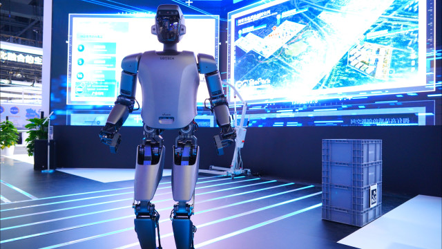 Empresa chinesa começa produção em massa de robôs humanoides; assista