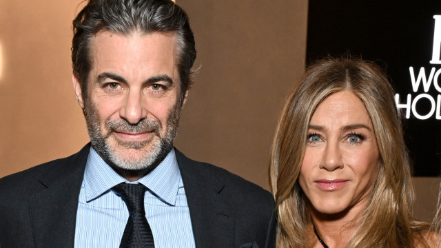 Jennifer Aniston surge em evento pela primeira vez com novo namorado