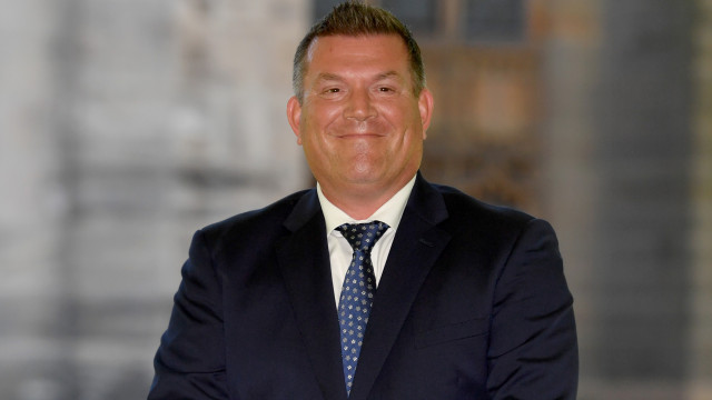 Político australiano renuncia após filha surgir em série de pornografia