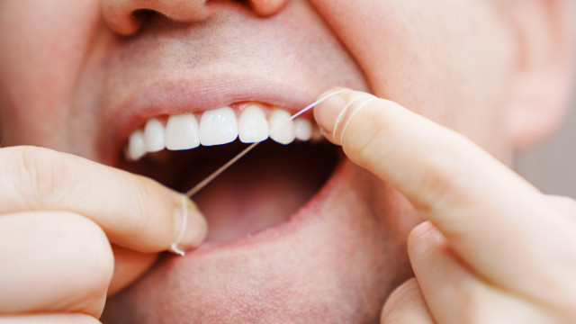 O sinal de alerta no fio dentário que diz muito sobre a sua saúde