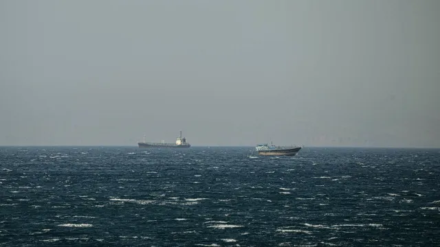 
                    Incêndio de origem desconhecida atingiu navios civis no sul do Irão
                