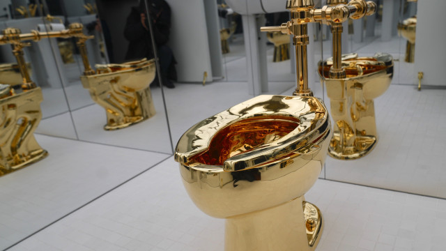 Sanita de ouro de Cattelan vendida por 10,4 milhões de euros em leilão