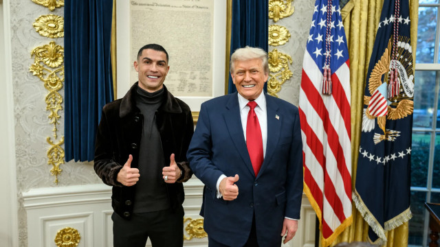 Donald Trump entregou prenda a Cristiano Ronaldo. Eis as novas imagens