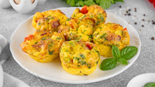 A receita rápida de muffins salgados com ovo e bacon