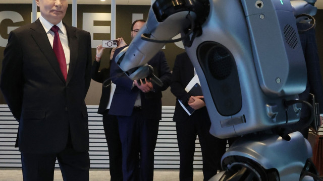 Putin assiste a dança de robô humanoide. 