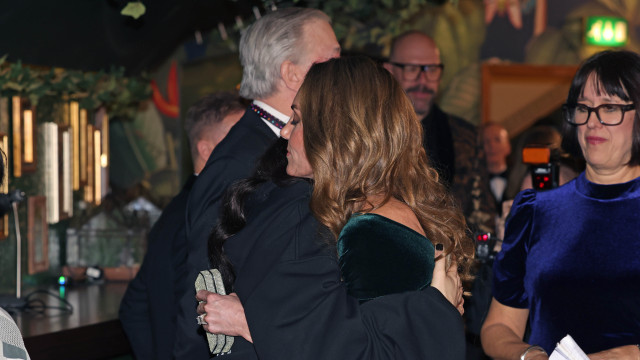 Um abraço cheio de emoção: Kate Middleton e Jessie J trocam carinho