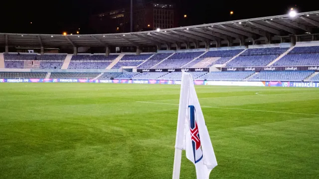 'Último adeus' de Vicente Lucas com homenagem no relvado do Restelo