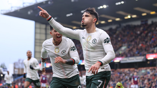 Quem não tem Cole Palmer, 'caça' com Pedro Neto. Chelsea vence Burnley