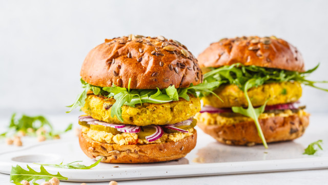 No pão ou no prato! A receita vegetariana de hambúrguer de grão-de-bico