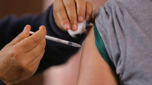 Dose única de vacina contra HPV não atinge mesma proteção contra principal forma associada ao câncer em meninas