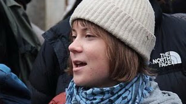 Greta Thunberg banida de Veneza após despejar tinta no Grande Canal