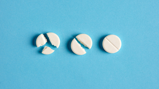 É boa ideia partir os medicamentos quando não os consegue tomar inteiros?
