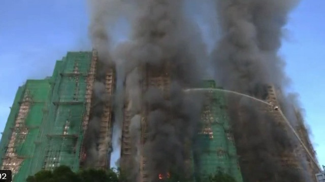 Incêndio em edifício de Hong Kong deixa mortos e feridos confirmados