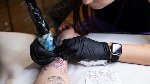 Estudo descobre que tatuagens podem prejudicar o sistema imunitário